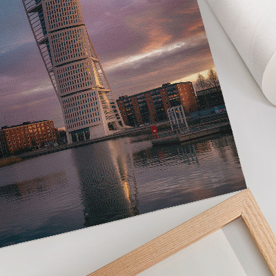 Poster Una torre moderna sullo sfondo del tramonto.