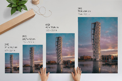 Poster Una torre moderna sullo sfondo del tramonto.