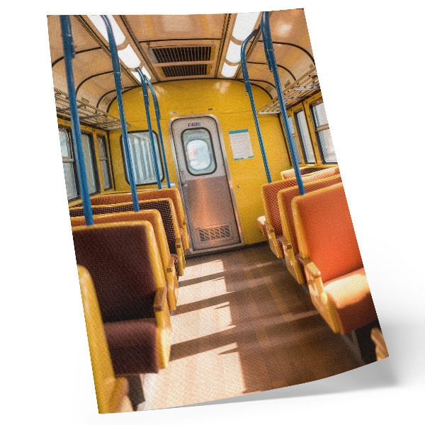 Stampa su tela Interno della carrozza giallo con sedili arancioni