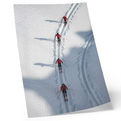 Foto su tela Sciatori sulla neve con indosso giacche rosse