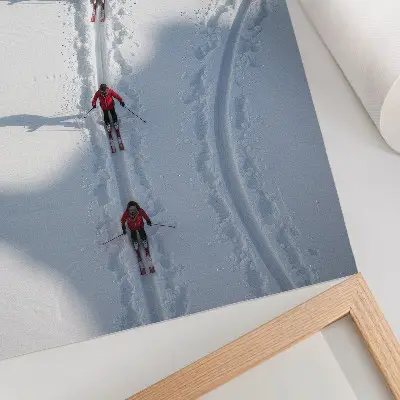 Foto su tela sciatori sulla neve con giacche rosse