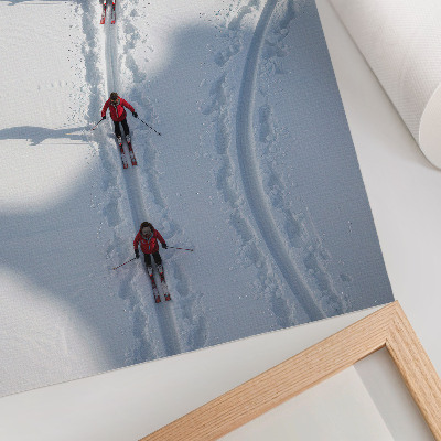Foto su tela Sciatori sulla neve con indosso giacche rosse