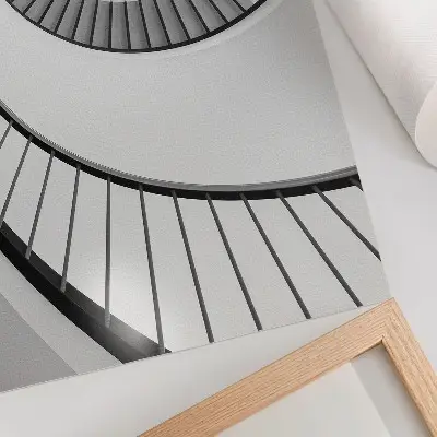 Poster scala a chiocciola con geometria ipnotica ed eleganza