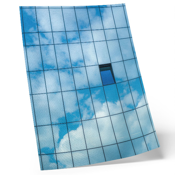 Poster Una facciata in vetro che riflette il cielo e le nuvole.
