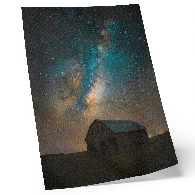 Stampa su tela Cielo notturno con stelle e la Via Lattea sopra il fienile