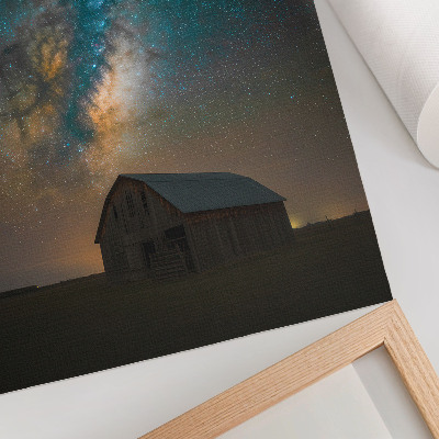 Stampa su tela Cielo notturno con stelle e la Via Lattea sopra il fienile