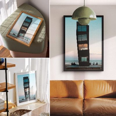 Poster Una moderna torre nera che si erge su un mare blu.