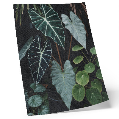 Poster Le foglie verdi contrastano con lo sfondo scuro, moderno