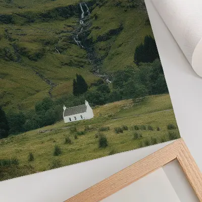 Stampa su tela colline verdi con un cottage pittoresco dall'atmosfera tranquilla