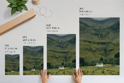 Stampa su tela colline verdi con un cottage pittoresco dall'atmosfera tranquilla