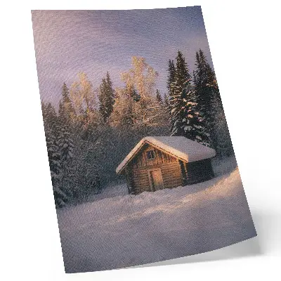 Poster casetta di legno circondata da una foresta invernale che trasmette pace, armonia e natura