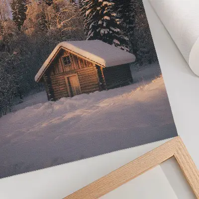 Poster casetta di legno circondata da una foresta invernale che trasmette pace, armonia e natura