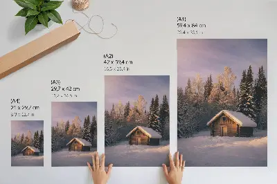 Poster casetta di legno circondata da una foresta invernale che trasmette pace, armonia e natura