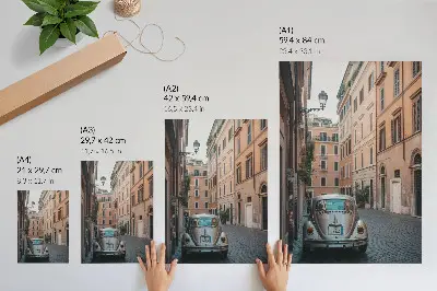 Poster strada con un'auto e architettura classica