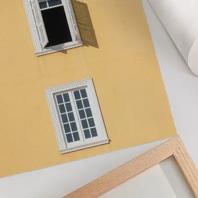Foto su tela facciata gialla con tre finestre caratterizzata da simmetria e semplicità