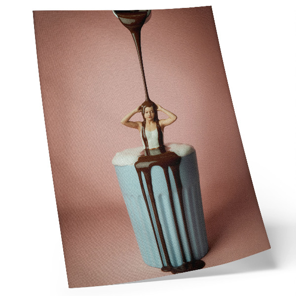 Stampa su tela Persona in una tazza di cioccolata su sfondo rosa