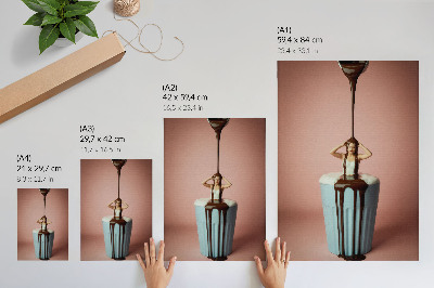 Stampa su tela Persona in una tazza di cioccolata su sfondo rosa