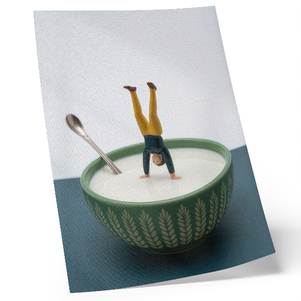 Poster Statuetta in una ciotola di latte con foglie verdi
