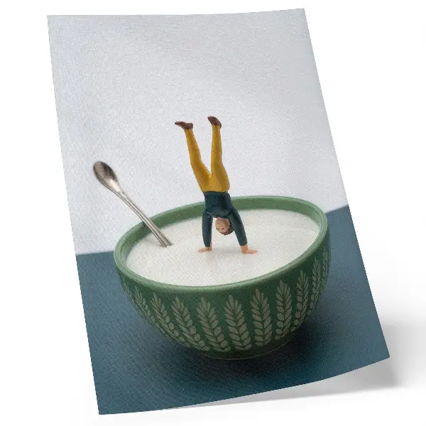 Poster statuetta in una ciotola di latte decorata con foglie verdi