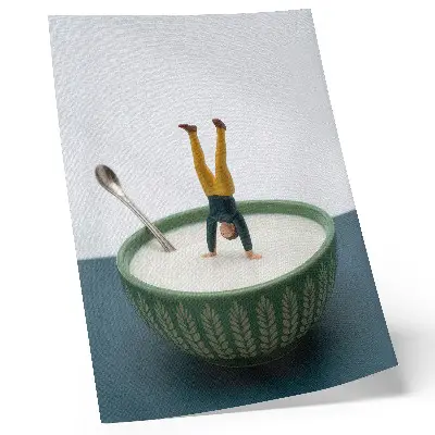 Poster statuetta in una ciotola di latte decorata con foglie verdi