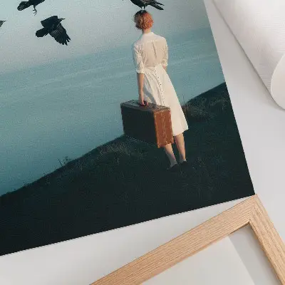 Stampa su tela donna con valigia, uccelli e cielo in stile surrealista