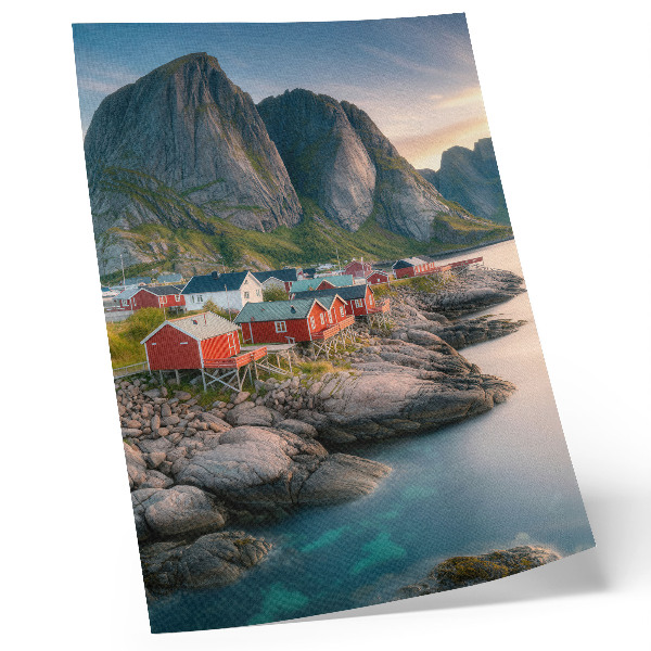 Stampa su tela Incantevoli cottage, un mare calmo e montagne maestose.