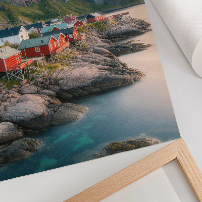 Stampa su tela Incantevoli cottage, un mare calmo e montagne maestose.