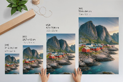 Stampa su tela Incantevoli cottage, un mare calmo e montagne maestose.