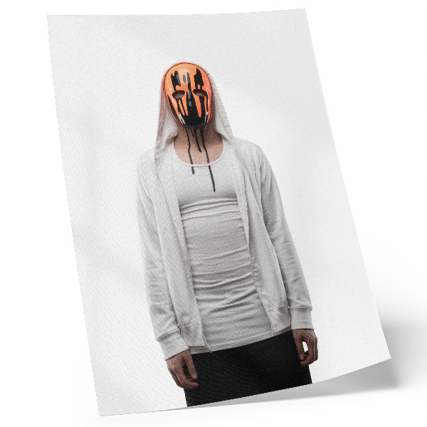 Poster Una figura con una maschera arancione e vestita di bianco