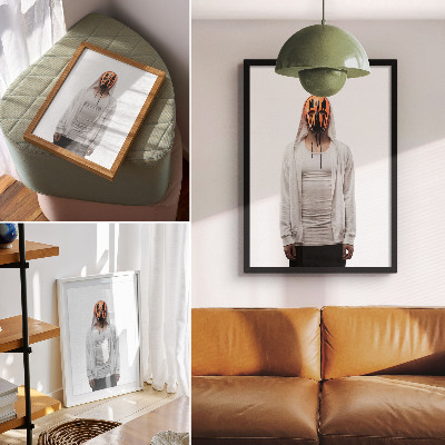 Poster Una figura con una maschera arancione e vestita di bianco