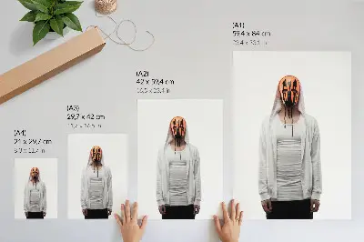 Poster figura con maschera arancione e abito bianco