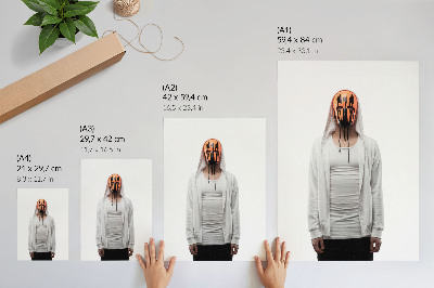 Poster Una figura con una maschera arancione e vestita di bianco