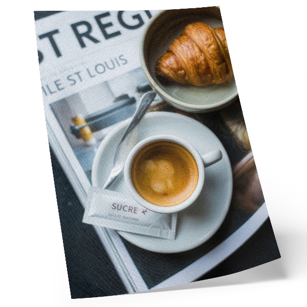 Stampa su tela Sfondo in bianco e nero, caffè, croissant, eleganza, relax