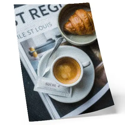 Stampa su tela con sfondo in bianco e nero, caffè e croissant per un'atmosfera elegante e rilassante
