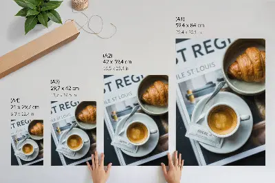 Stampa su tela con sfondo in bianco e nero, caffè e croissant per un'atmosfera elegante e rilassante