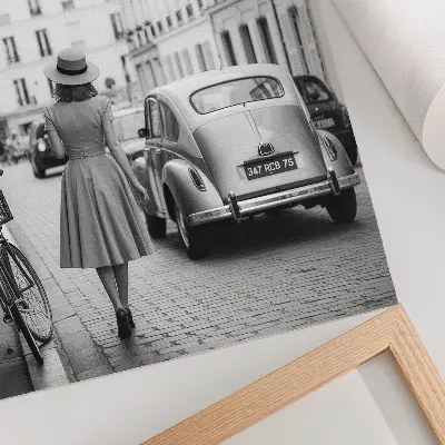 Poster fascino retrò di una donna in città con auto d'epoca