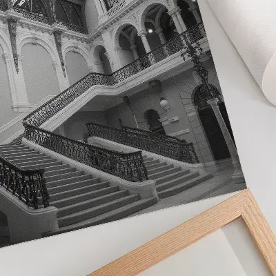 Stampa su tela scala decorativa in interno con ampie finestre e soffitti alti