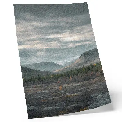 Poster montagne nuvolose con alberi verdi nella valle tranquilla