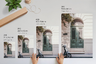 Stampa su tela Facciata elegante con porte verdi e uno scooter