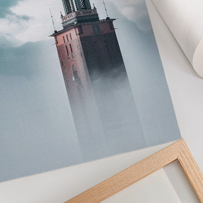 Stampa su tela Una torre storica avvolta in una leggera nebbia.