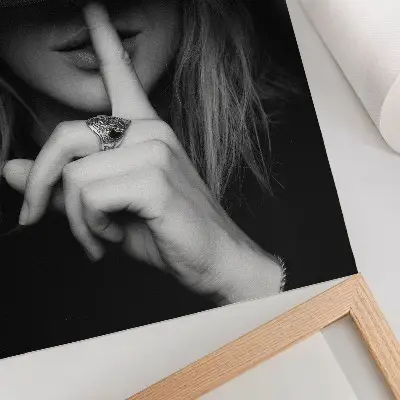 Poster figura misteriosa con cappello che esprime silenzio e gentilezza