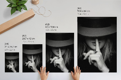 Poster figura misteriosa cappello silenzio gentilezza