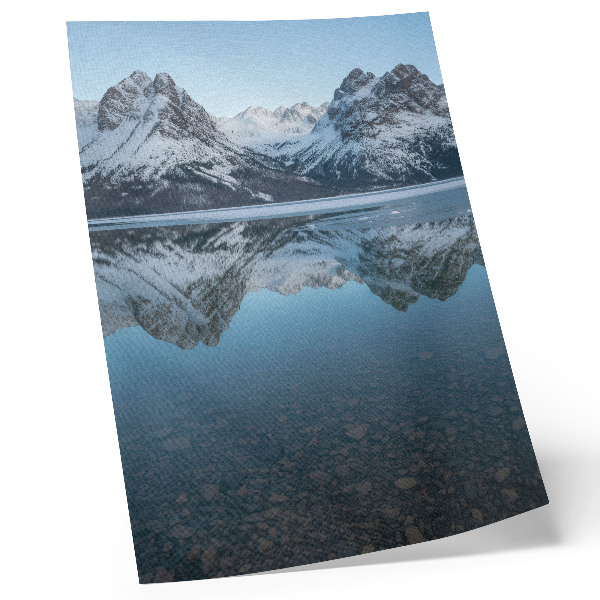 Foto su tela Montagne invernali simmetriche che si specchiano nel lago.