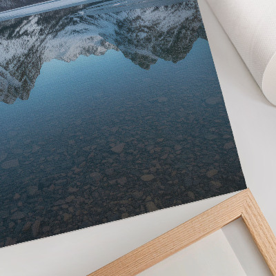 Foto su tela Montagne invernali simmetriche che si specchiano nel lago.