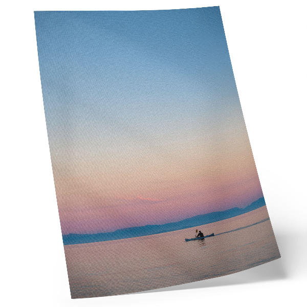 Stampa su tela Gita in kayak su un mare calmo, tra colori pastello.