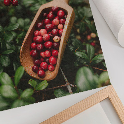 Poster Colori vivaci di foglie e frutti in una pala di legno