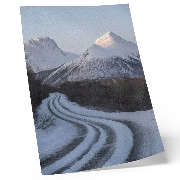Foto su tela paesaggio invernale con montagne e curve stradali