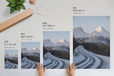 Foto su tela paesaggio invernale con montagne e curve stradali