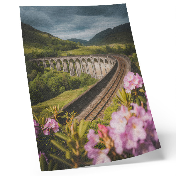 Foto su tela viadotto in pietra colline verdi fiori pastello