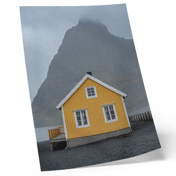 Stampa su tela casa gialla in montagna con stile minimalista e atmosfera di pace